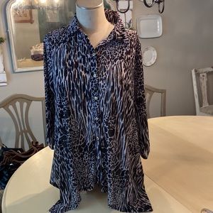 Plus size Blk/white animal print with sparkle detail, 3/4 sleeves, 4 pt hemline